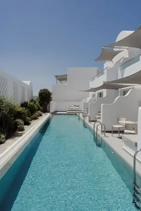 Junior Dört Kişilik Oda, Havuz Manzaralı (Shared Swimming Pool)