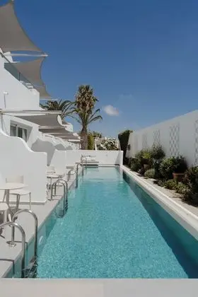 Junior Dört Kişilik Oda, Havuz Manzaralı (Shared Swimming Pool)