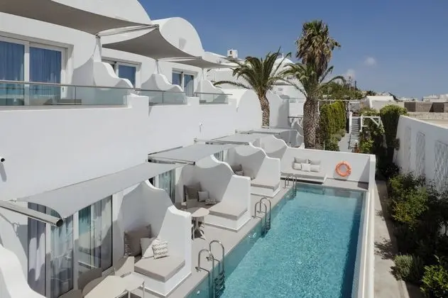 Junior Dört Kişilik Oda, Havuz Manzaralı (Shared Swimming Pool)