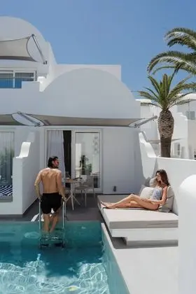 Junior Dört Kişilik Oda, Havuz Manzaralı (Shared Swimming Pool)