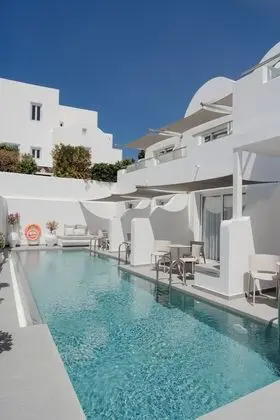 Junior Dört Kişilik Oda, Havuz Manzaralı (Shared Swimming Pool)