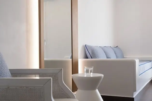 Junior Dört Kişilik Oda, Havuz Manzaralı (Shared Swimming Pool)