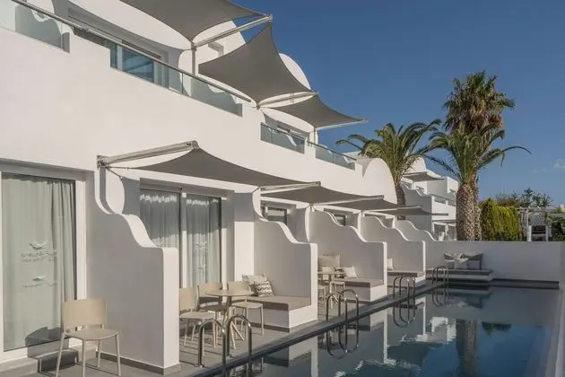 Junior Dört Kişilik Oda, Havuz Manzaralı (Shared Swimming Pool)