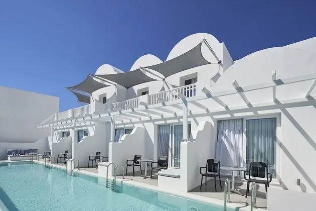 Junior Dört Kişilik Oda, Havuz Manzaralı (Shared Swimming Pool)