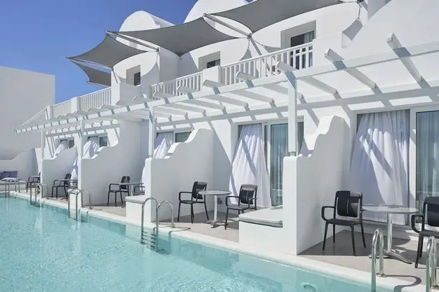 Junior Dört Kişilik Oda, Havuz Manzaralı (Shared Swimming Pool)