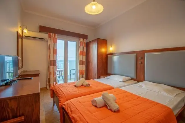 Standard double or Twin room, side sea view