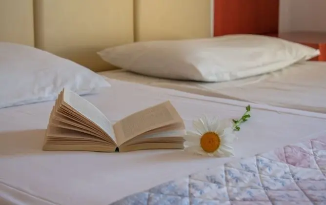 Standard double or Twin room, side sea view