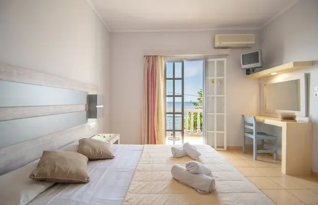 Standard double or Twin room, side sea view