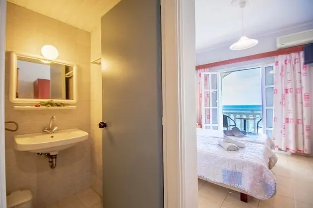 Standard double or Twin room, side sea view