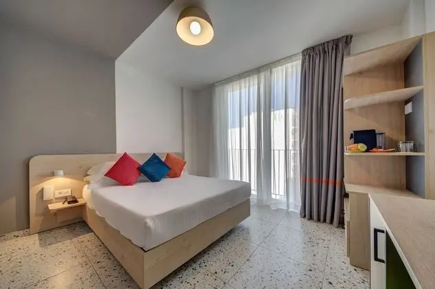 Tek Büyük Yataklı Oda, Ek Bina