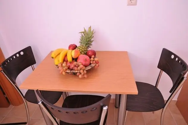 Apart Daire, 1 Yatak Odası, Balkon, Bahçe Manzaralı
