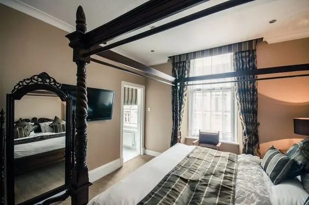 Four Poster Room