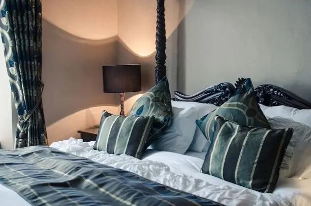 Four Poster Room