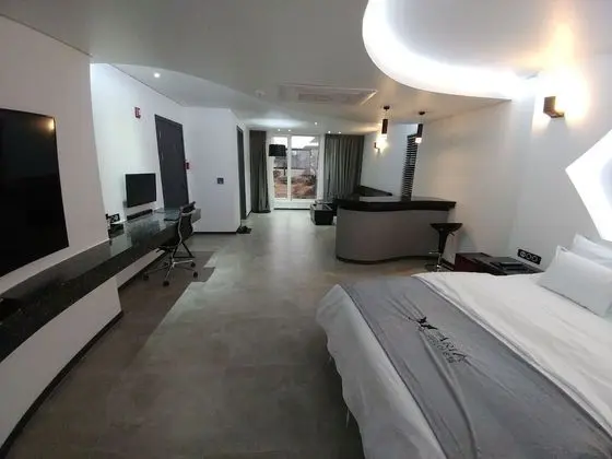 Gallery Tek Büyük Yataklı Oda (Access to Garden)