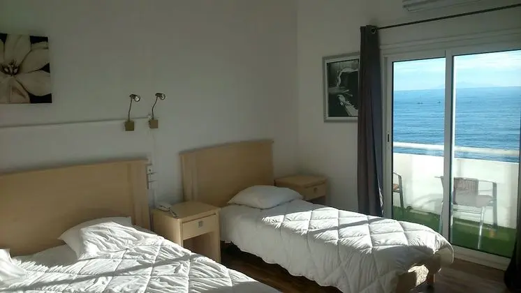 Üç Kişilik Oda, Deniz Manzaralı