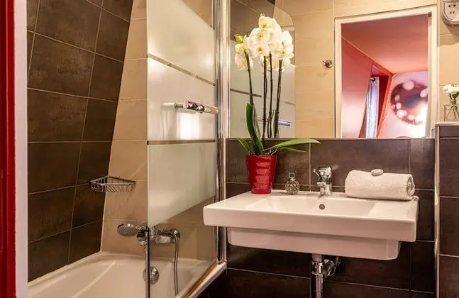 Triple Room (2 adults + 1 child -16 years old)