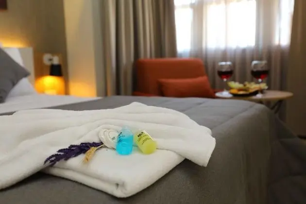 Deluxe Üç Kişilik Oda ,Sokak Manzaralı,2. Kat