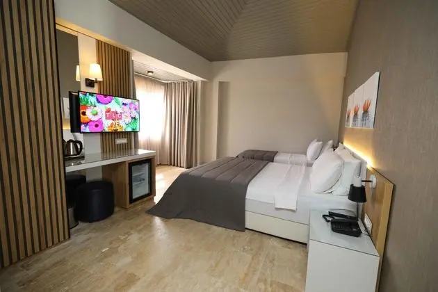 Deluxe Üç Kişilik Oda ,Sokak Manzaralı,2. Kat