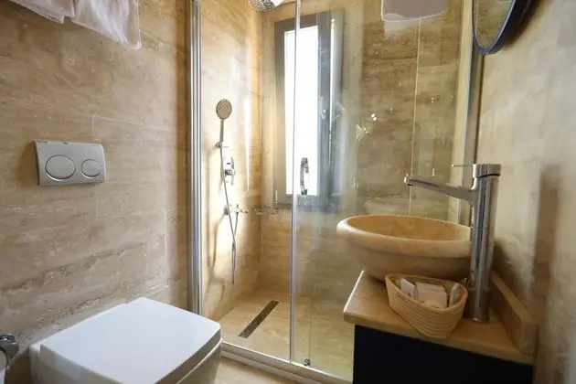 Deluxe Üç Kişilik Oda ,Sokak Manzaralı,2. Kat