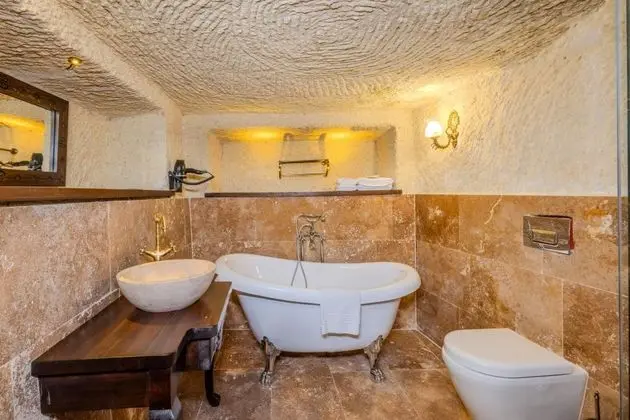 Cave Suite,    , Jakuzili
