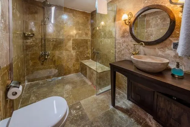 Cave Suite,    , Jakuzili