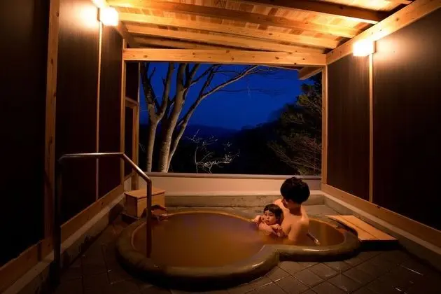 Family Süit (Japanese, Open-Air Golden Hot Springs)