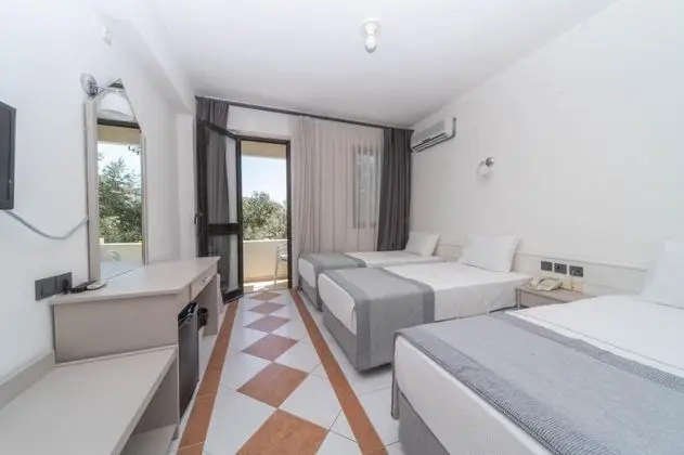 Triple, Bahçe Manzaralı