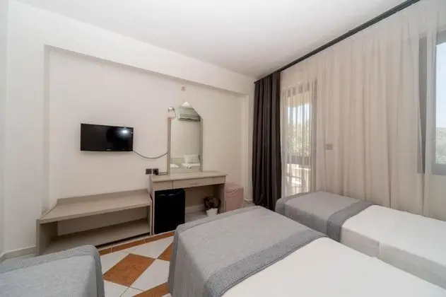 Triple, Bahçe Manzaralı