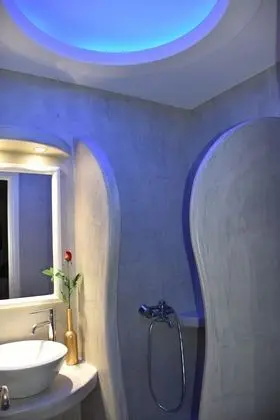 Traditional Tek Büyük veya İki Ayrı Yataklı Oda, Balkon, Avlu Manzaralı