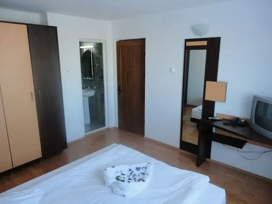 Tek Büyük veya İki Ayrı Yataklı Oda, 1 Çift Kişilik veya 2 Tek Kişilik Yatak, Küçük Mutfak