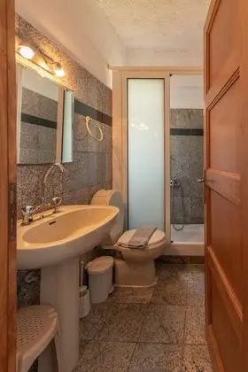 Standard Tek Büyük veya İki Ayrı Yataklı Oda, Kısmi Deniz Manzaralı
