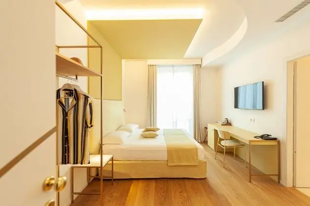 Deluxe Tek Büyük veya İki Ayrı Yataklı Oda, Kısmi Deniz Manzaralı