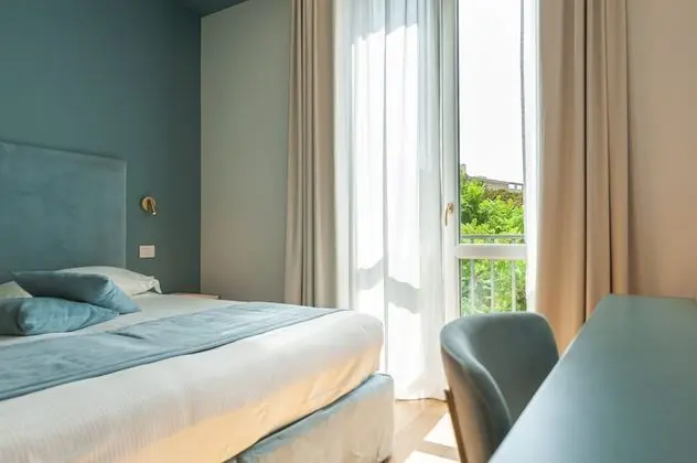 Deluxe Tek Büyük veya İki Ayrı Yataklı Oda, Kısmi Deniz Manzaralı