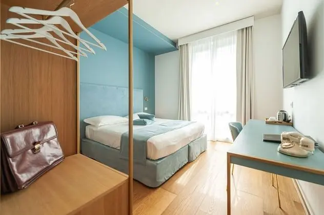 Deluxe Tek Büyük veya İki Ayrı Yataklı Oda, Kısmi Deniz Manzaralı