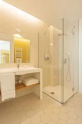 Deluxe Tek Büyük veya İki Ayrı Yataklı Oda, Kısmi Deniz Manzaralı