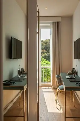 Deluxe Tek Büyük veya İki Ayrı Yataklı Oda, Kısmi Deniz Manzaralı