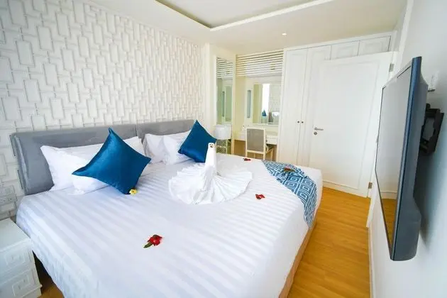 1 Bedroom Corner Suite with Garden View