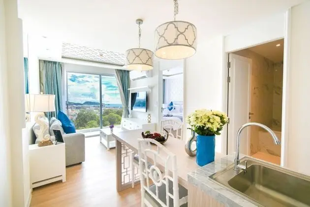 1 Bedroom Corner Suite with Garden View