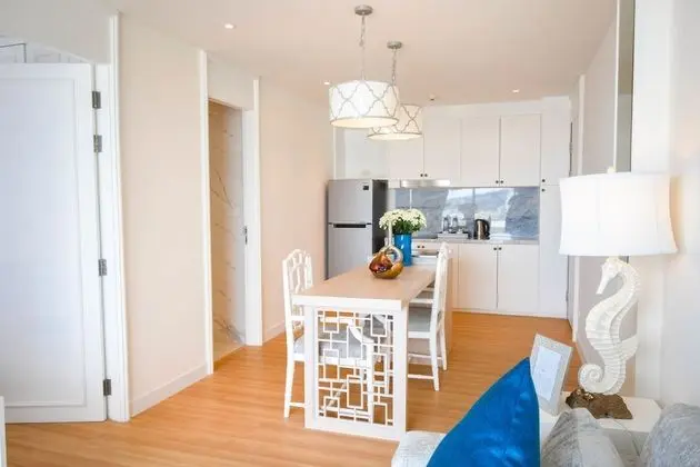 1 Bedroom Corner Suite with Garden View