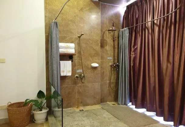 Deluxe King Pool View