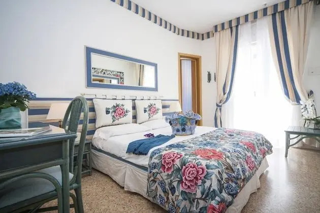 Classic Tek Büyük veya İki Ayrı Yataklı Oda, Balkon, Kısmi Deniz Manzaralı