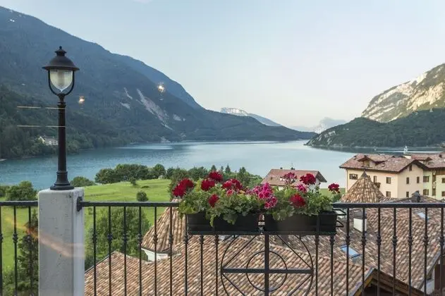 Tek Büyük veya İki Ayrı Yataklı Oda, Balkon, Göl Manzaralı (Riflessi del lago)