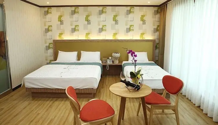 Üç Kişilik Oda, Birden Çok Yatak