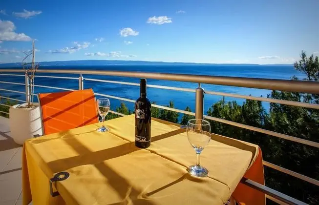 Donkey. Sea View Apartment with Panoramic Balcony