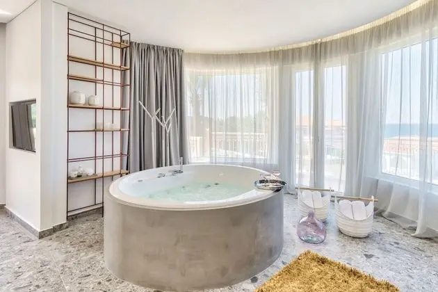 Grand Suite, Jetted Tub, Sea View  (2nd / 3rd floor)