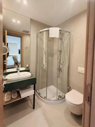 https://images.odamax.com/img/1920x1080/odamax/image/upload/ARKK_ROOMS_202606101324570_Arkk_rooms_ekonomik_oda_banyo.jpg