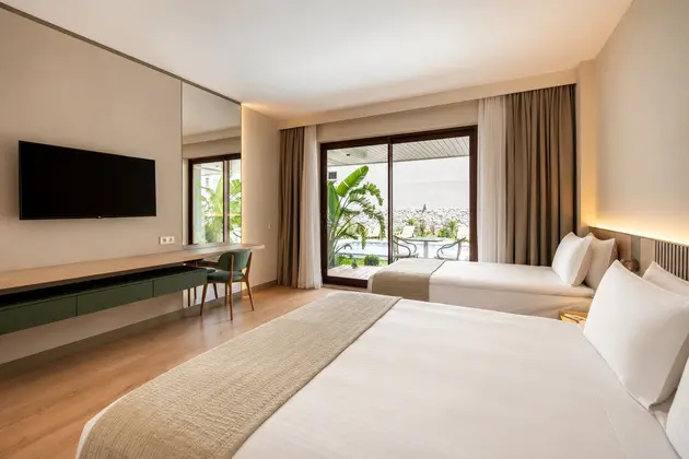 Yatak Odası İçi Yatak, Gardirop, Tv, Balkon, Manzara