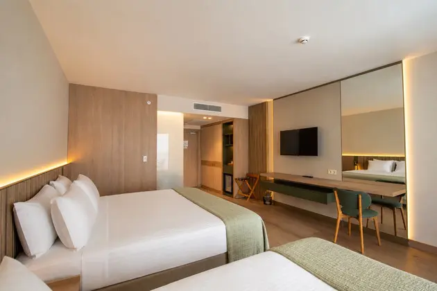 Yatak Odası İçi Yatak, Gardirop, Tv, Balkon, Manzara