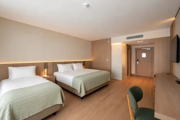 Yatak Odası İçi Yatak, Gardirop, Tv, Balkon, Manzara