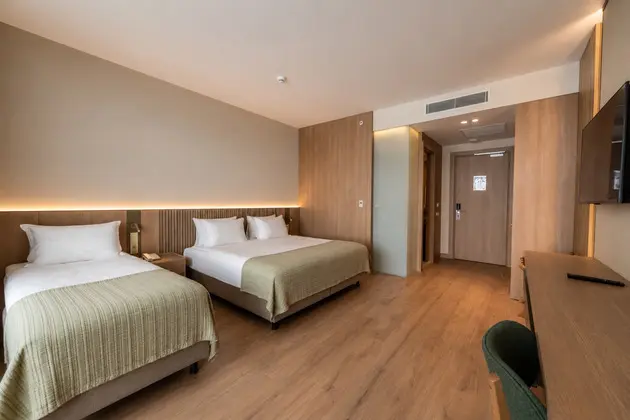 Yatak Odası İçi Yatak, Gardirop, Tv, Balkon, Manzara